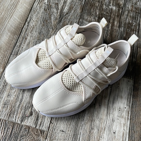 🌟Fabletics 🌟Brookside 🌟Performance
Sneaker, 9 - Picture 3 of 13